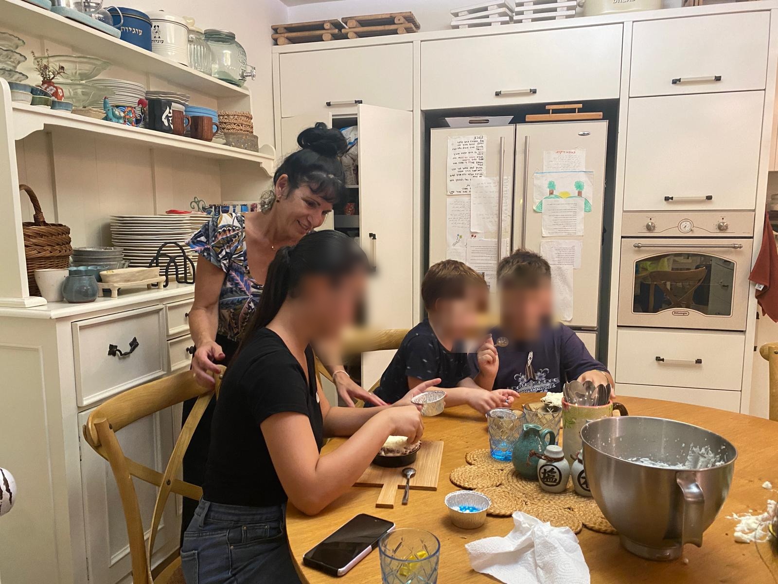 אני מלווה ילדים בהכנת קינוחים
