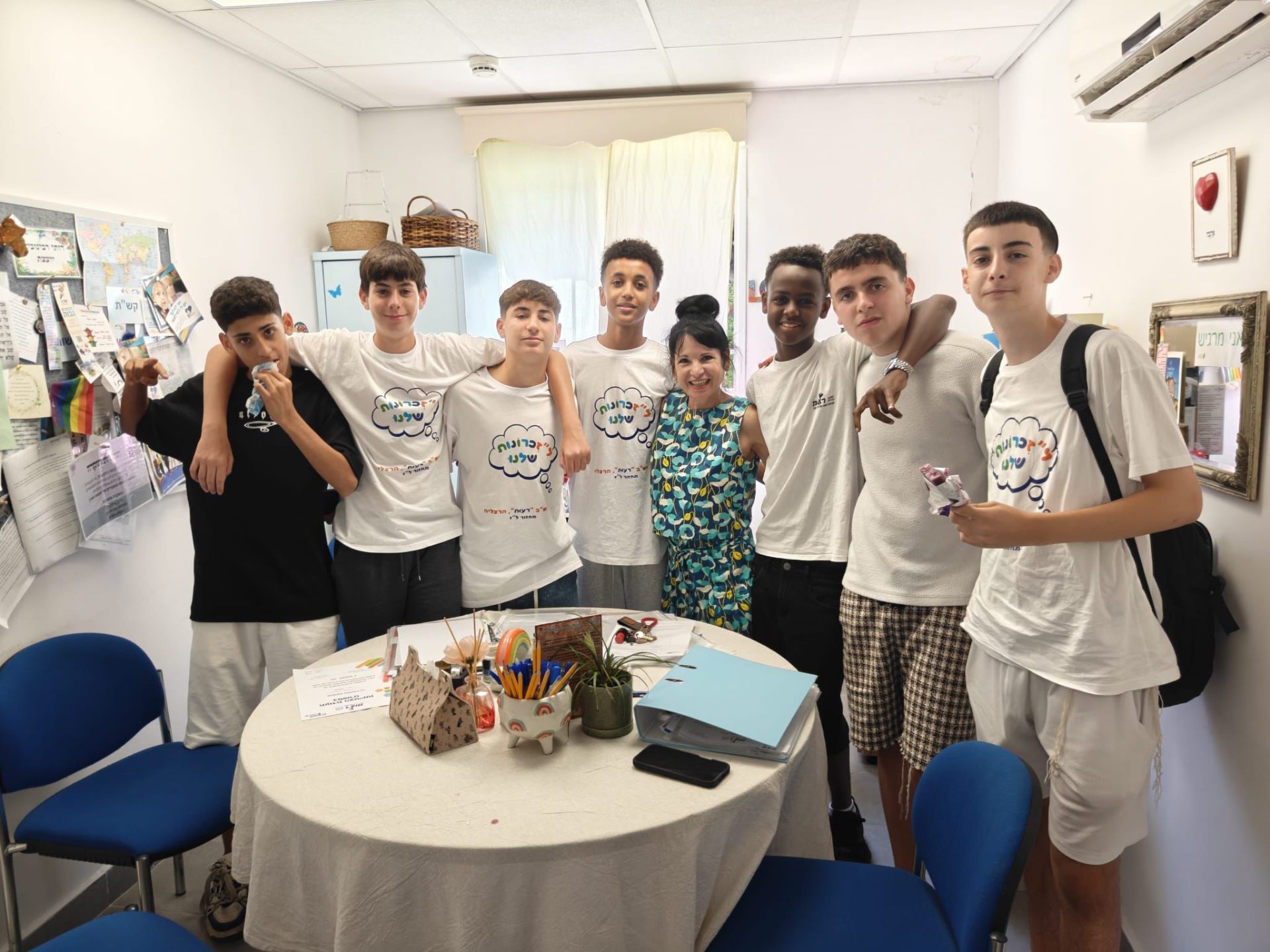 רותי עם קבוצת בני נוער