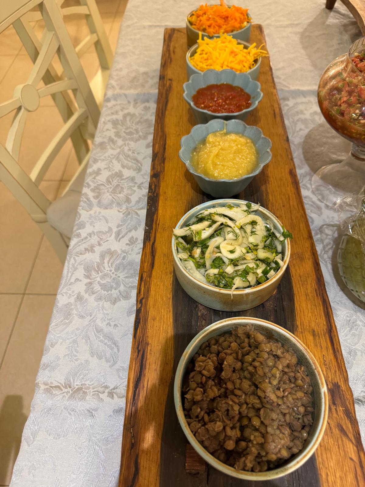 מגש עץ עם סלטים בסדנה